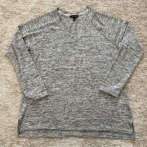 Banana Republic Ladies' Long Sleeve V-Neck Top Size Large Heathered Gray Casual